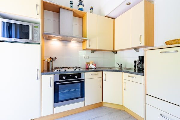 Keuken - Familieappartement Westduin vlakbij het strand in Vlissingen (3)