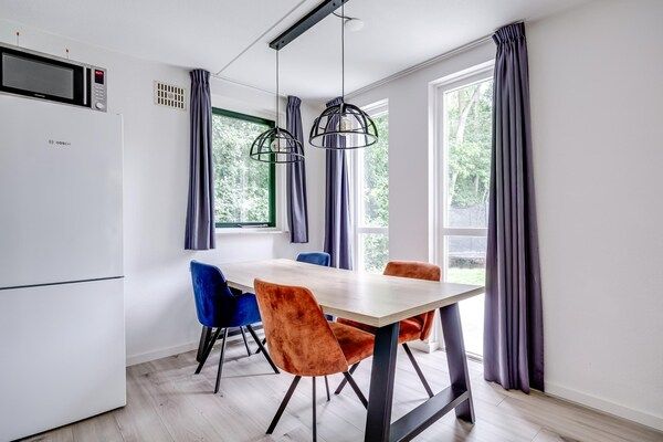 Eetkamer - Bungalow in het bos voor 4 personen in Ewijk (5)