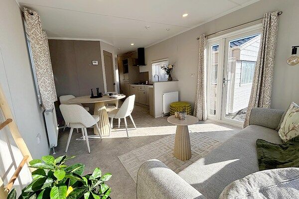 Eetkamer - Splinternieuwe cabin nabij strand in Hollum (2)