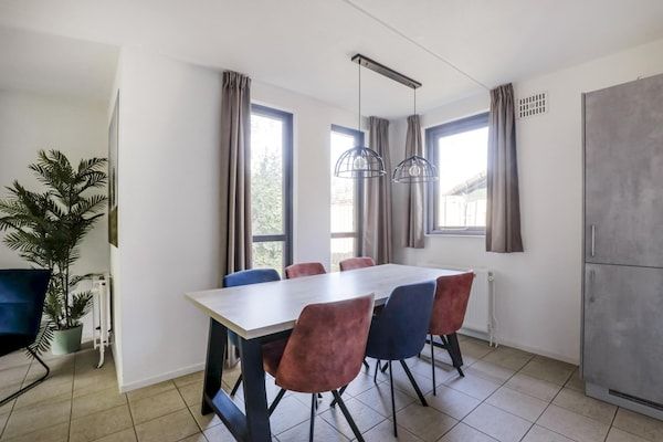 Eetkamer - Rustige bosbungalow voor 6 personen in Ewijk (4)