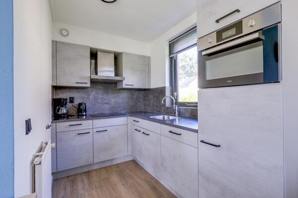 Keuken - 6-pers. sauna bungalow aan het meer in Ewijk (5)