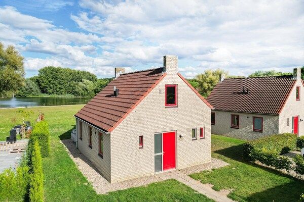 Buitenkant - 6-pers. sauna bungalow aan het meer in Ewijk (1)
