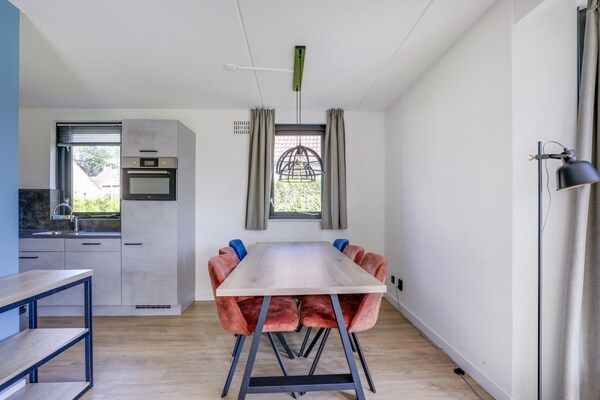 Eetkamer - 6-pers. sauna bungalow aan het meer in Ewijk (4)