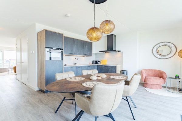 Eetkamer - Verblijf aan de jachthaven met twee terrassen in Sint-Annaland (3)