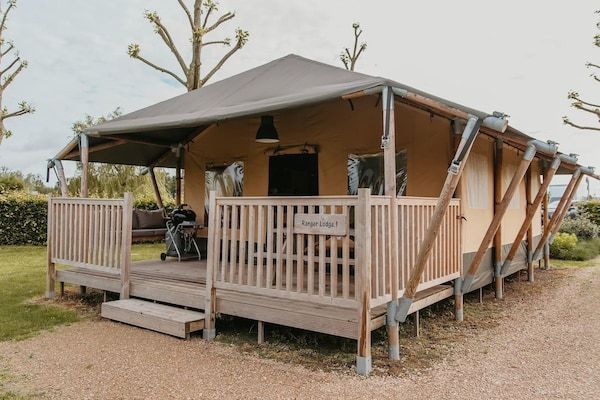 Buitenkant - Familieglampinglodge met barbecue in Kesteren (1)