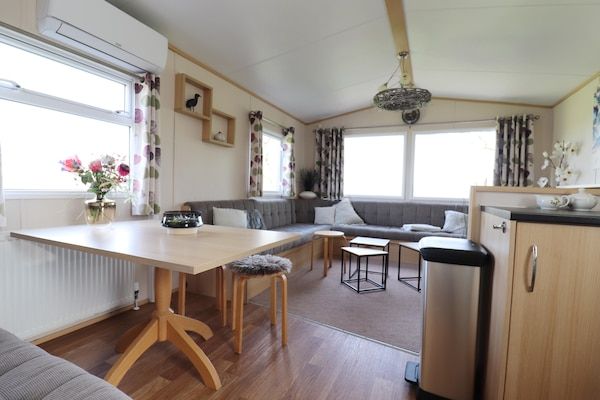 Woonkamer - Gezellig chalet met uitzicht over de landerijen in Drachten (4)