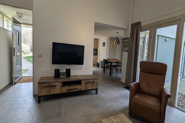 Woonkamer - Landal Vakantiepark, Park Kijkduin, huisje 151 in Den Haag (3)
