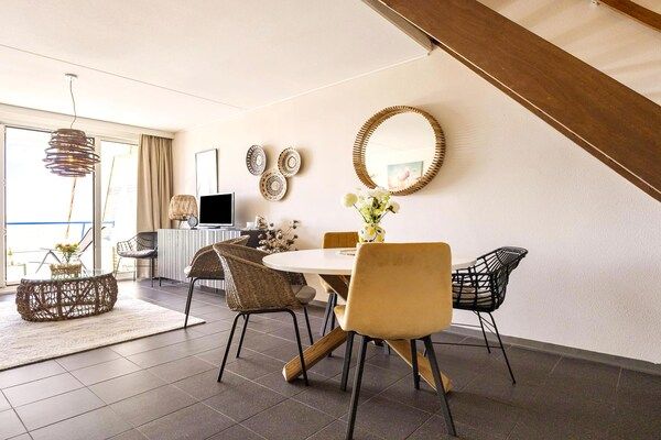 Eetkamer - Prachtig modern ingericht vakantie appartement met in Callantsoog (3)