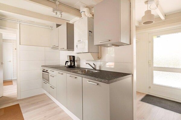 Keuken - Fantastisch vakantiehuis met jacuzzi op loopafstand. in Sint Maartensvlotbrug (3)