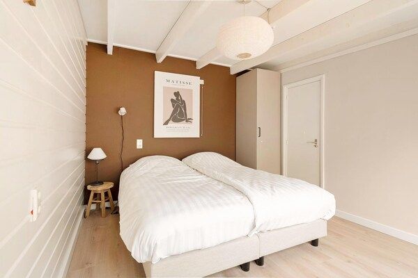 Slaapkamer - Fantastisch vakantiehuis met jacuzzi op loopafstand. in Sint Maartensvlotbrug (4)