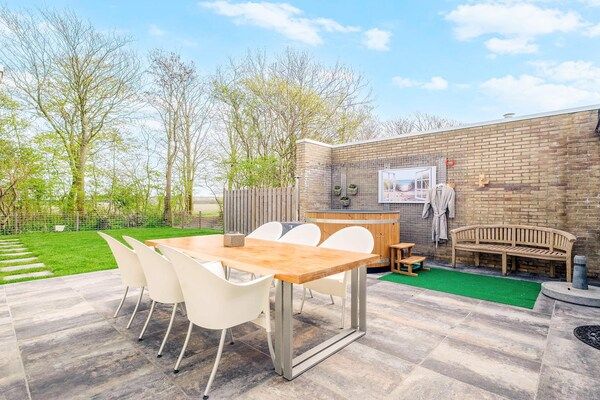 Terras - Fantastisch vakantiehuis met jacuzzi op loopafstand. in Sint Maartensvlotbrug (5)