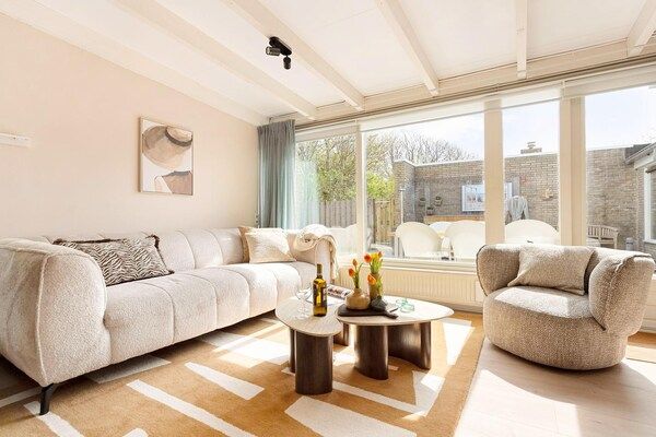 Woonkamer - Fantastisch vakantiehuis met jacuzzi op loopafstand. in Sint Maartensvlotbrug (1)