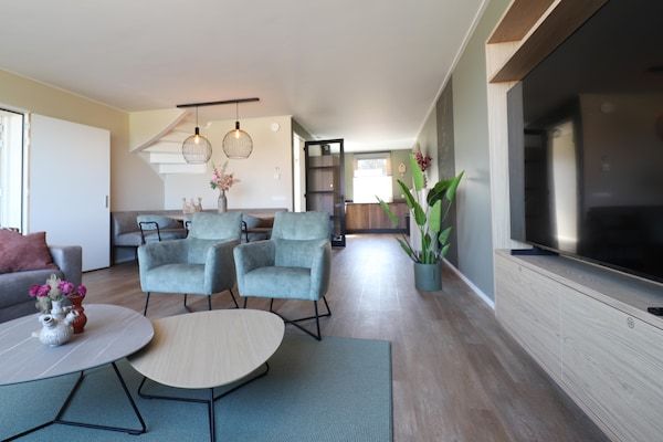 Woonkamer - Nieuwe, luxe vakantiewoning in hartje Friesland in leons (2)