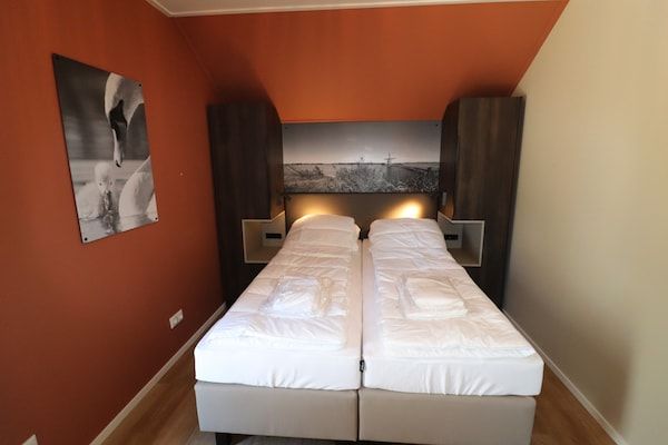 Slaapkamer - Compleet nieuwe hoek villa in Friesland in leons (5)