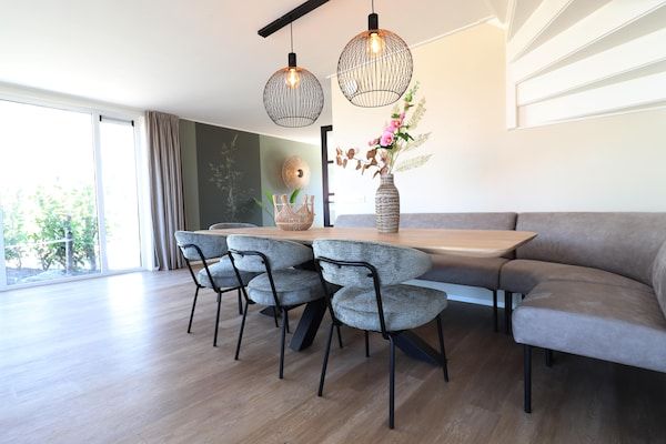Eetkamer - Compleet nieuwe hoek villa in Friesland in leons (3)