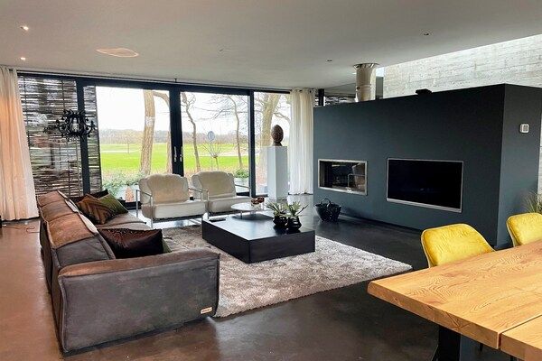 Woonkamer - Wellnessvilla met privéspa in Oosterhout (2)