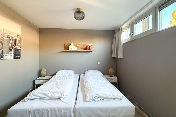 Slaapkamer - Modern Botenhuis aan het Uitgeestermeer in Uitgeest (5)