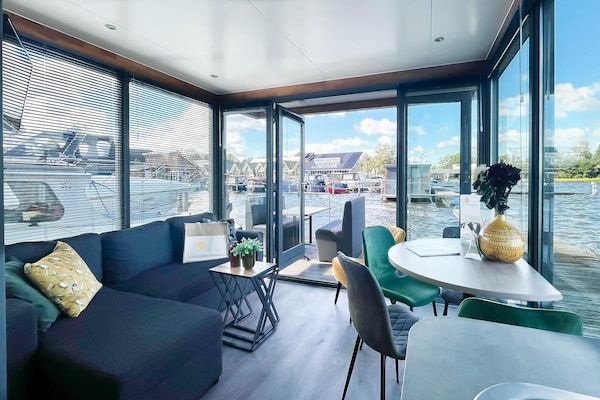Woonkamer - Woonboot voor 4 personen op het Uitgeestermeer in Uitgeest (2)