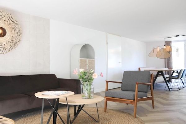 Woonkamer - Modern vakantiehuis aan de kust met tuin in Sint Maarten (3)