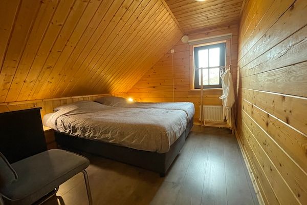 Slaapkamer - Villa met sauna en badkuip in Den Ham (3)