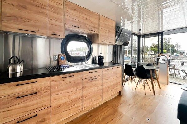 Keuken - Boothuis met terras met uitzicht op het meer in Uitgeest (5)