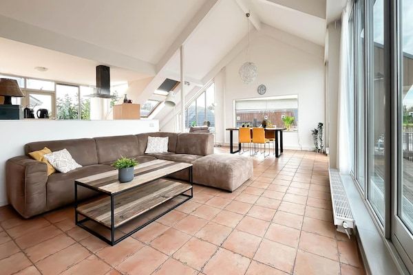 Woonkamer - Penthouse met terras met uitzicht op het meer in Uitgeest (2)