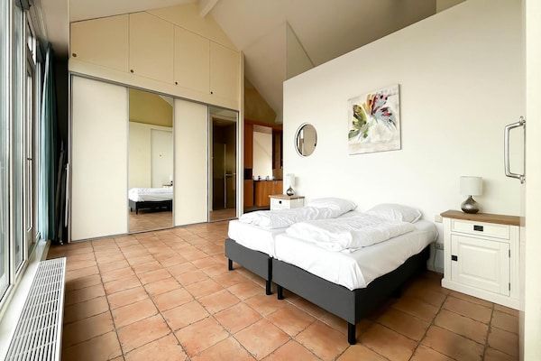 Slaapkamer - Penthouse met terras met uitzicht op het meer in Uitgeest (5)