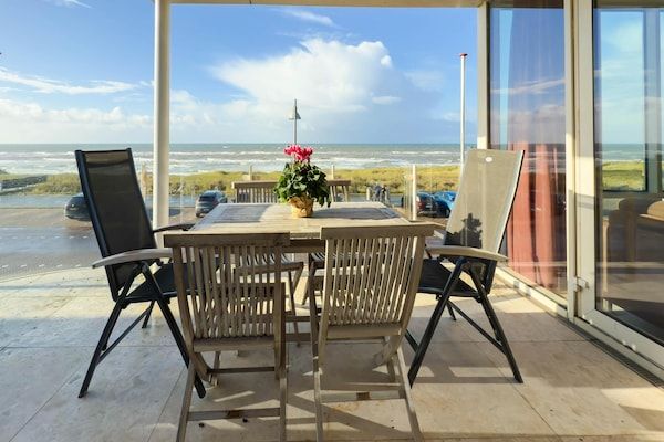 Terras - Luxe villa aan het strand met balkon in Egmond aan Zee (5)