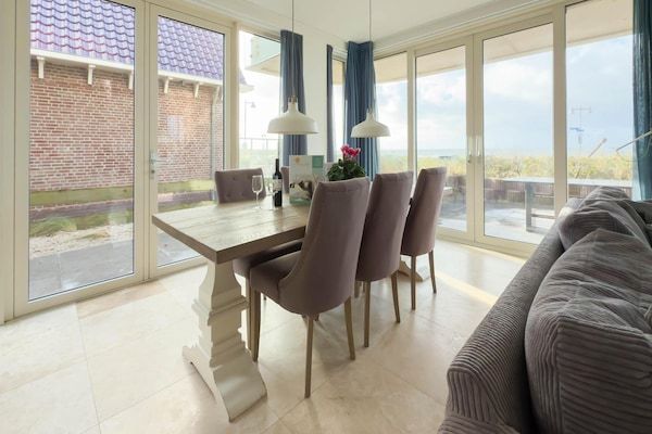 Eetkamer - Moderne villa aan de kust met eigen terras in Egmond aan Zee (4)