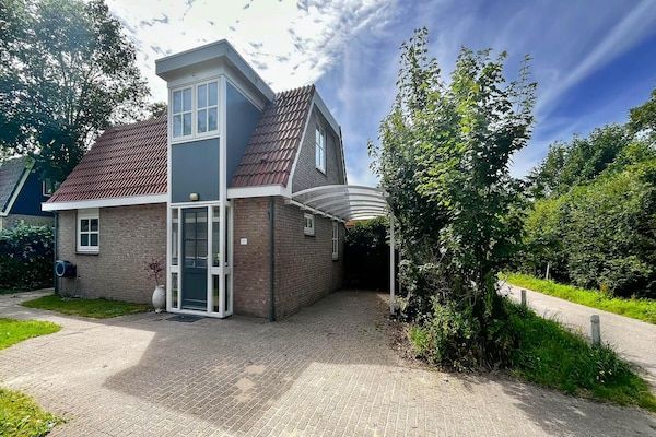 Buitenkant - Villa met een ruime, zonnige tuin in Egmond aan den Hoef (1)