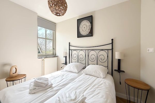 Slaapkamer - Villa met een ruime, zonnige tuin in Egmond aan den Hoef (3)