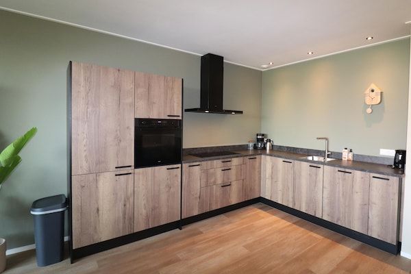 Keuken - Compleet nieuwe vakantiewoning in Friesland in leons (4)