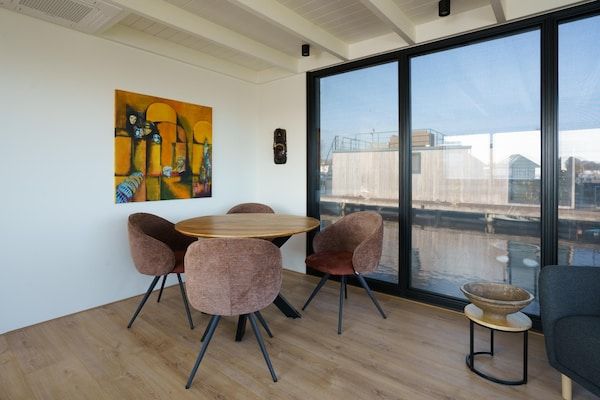 Eetkamer - Stijlvol botenhuis aan het Sneekermeer in Offingawier (4)