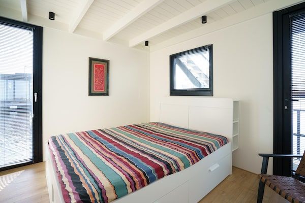 Slaapkamer - Stijlvol botenhuis aan het Sneekermeer in Offingawier (5)