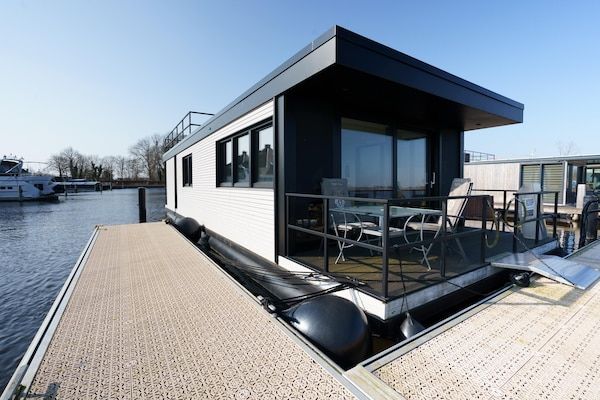 Buitenkant - Stijlvol botenhuis aan het Sneekermeer in Offingawier (1)