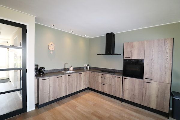 Woonkamer - Compleet nieuwe vakantiewoning in Friesland in leons (3)