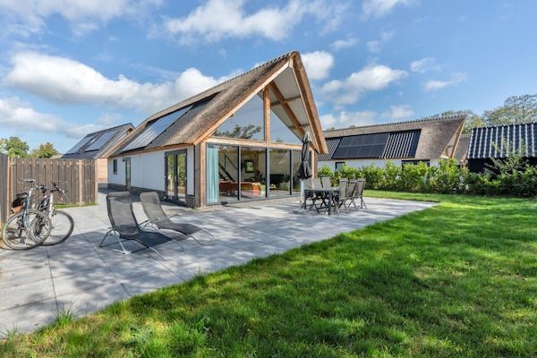 Buitenkant - Luxe met rieten dak voor maximaal 6 personen in Baarle-nassau (1)
