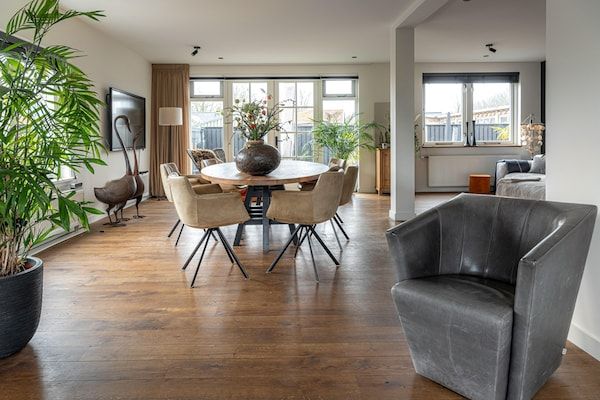 Woonkamer - Ruim vakantiehuis in het centrum van Langweer in Langweer (3)