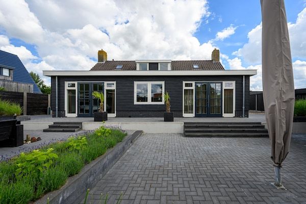 Tuin - Ruim vakantiehuis in het centrum van Langweer in Langweer (2)