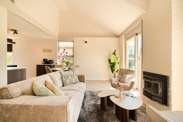 Woonkamer - Prachtige vrijstaande vakantiewoning, Julianadorp in Julianadorp (2)