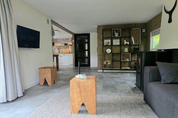 Woonkamer - Scandinavische boshut in Twente in Markelo (5)
