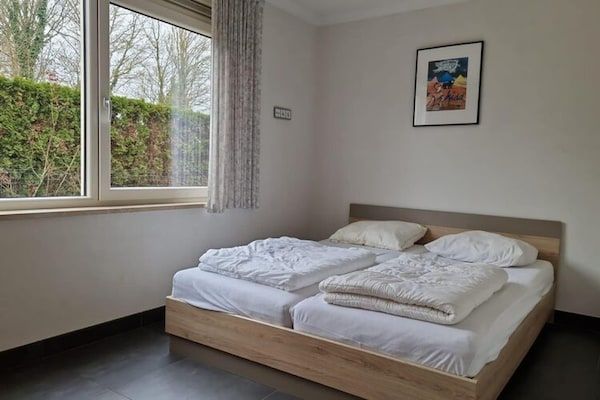 Slaapkamer - Tweepersoons vakantiehuis voor 8 in Baarland in Baarland (5)