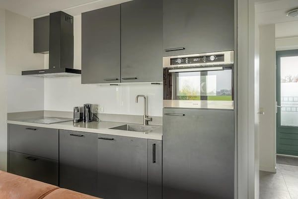 Keuken - Stijlvol vakantiehuis in Friesland voor 6 personen in Tzummarum (4)