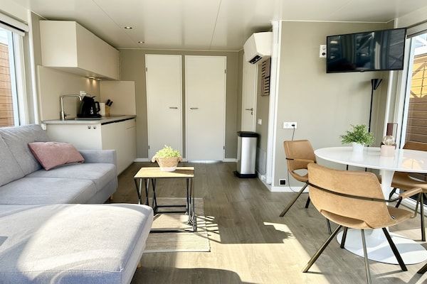 Woonkamer - Woonboot met dakterras in Wolphaartsdijk (3)