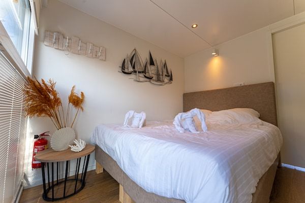 Slaapkamer - Woonboot met dakterras in Wolphaartsdijk (4)