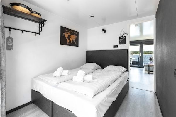 Slaapkamer - Woonbootjachthaven met bubbelbad in Middelaar (4)