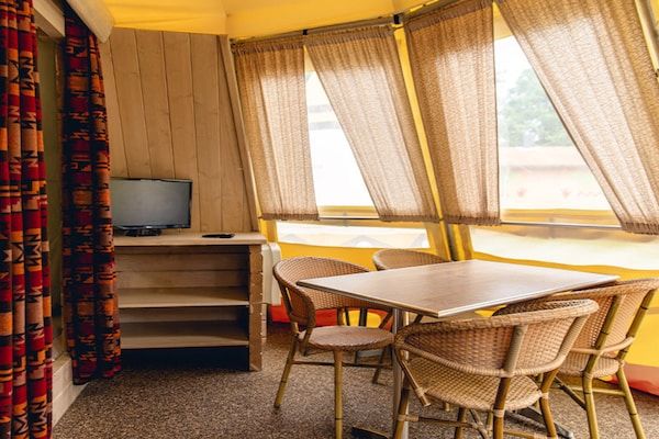 Eetkamer - Luxe vakantieverblijf in tentstijl voor 6 personen in Slagharen (3)