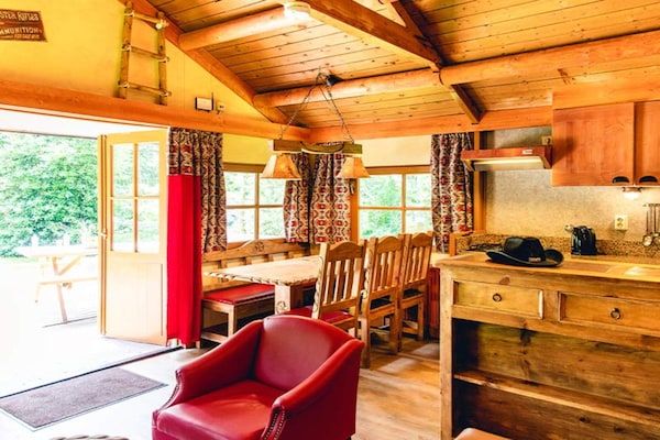 Eetkamer - Esthetisch houten huisje in Slagharen in Slagharen (5)