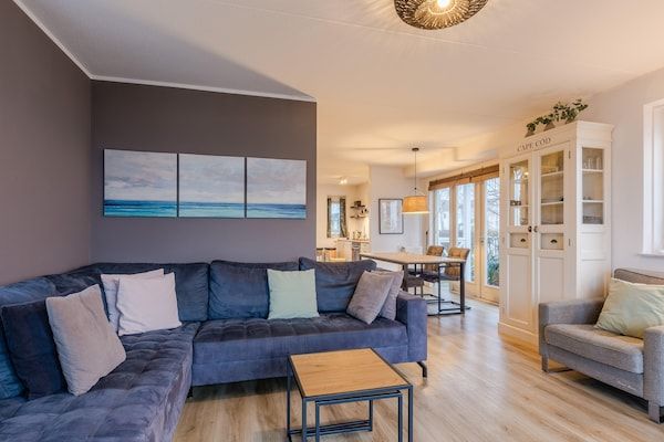 Woonkamer - Appartement bij Cape Helius aan het water in Hellevoetsluis (4)