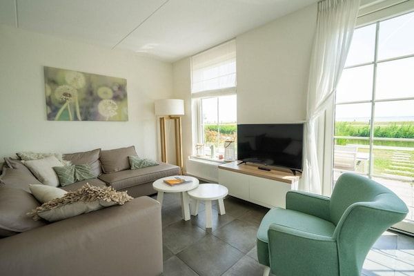 Woonkamer - Markermeer Waterside Retreat in Uitdam (5)